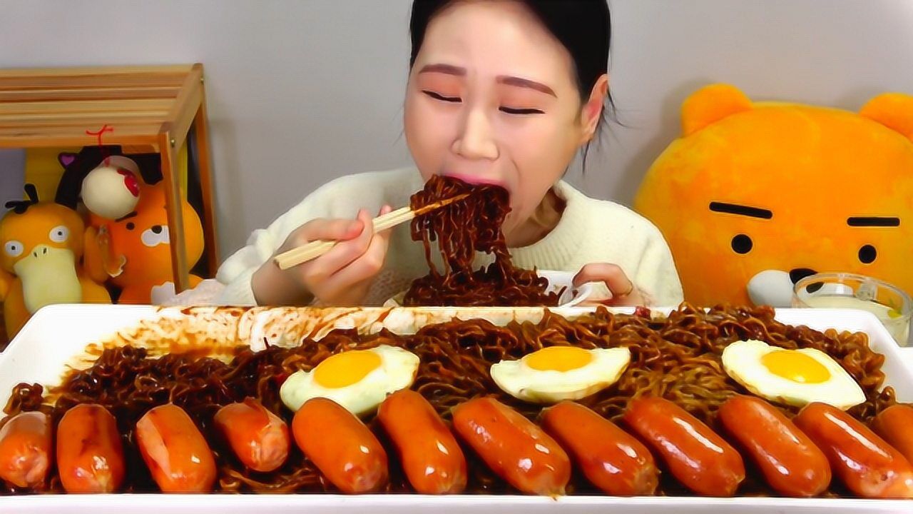 韩国大胃王卡妹,一人吃35包黑豆面 火腿,不咀嚼直接吞,看呆了