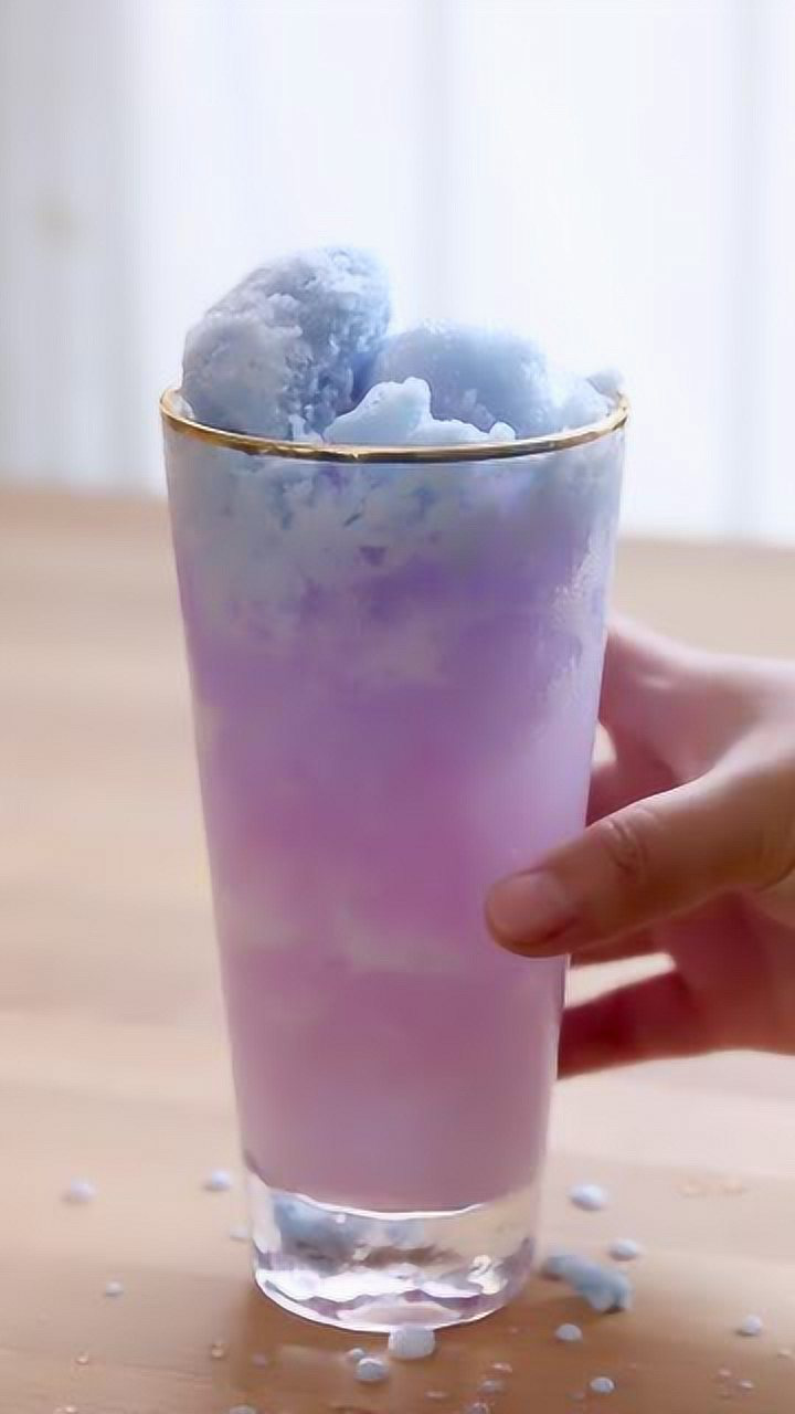 来杯冰凉爽口的蝶豆花气泡水吧