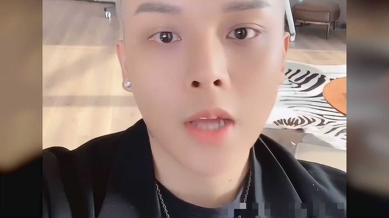 小猪先生晒出整容前照片五官精致笑容俊朗看着很像蔡徐坤