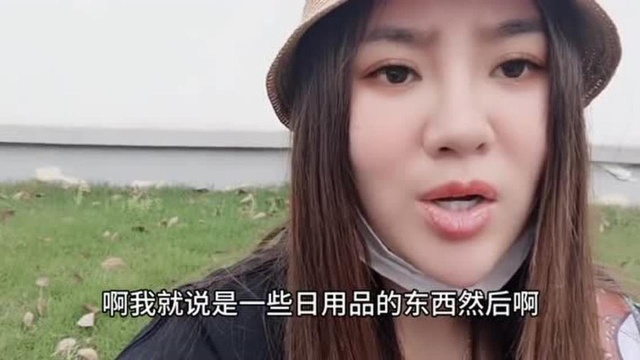 美女在网上卖成人用品,去发货快递员要求打开看,搞得美女好尴尬