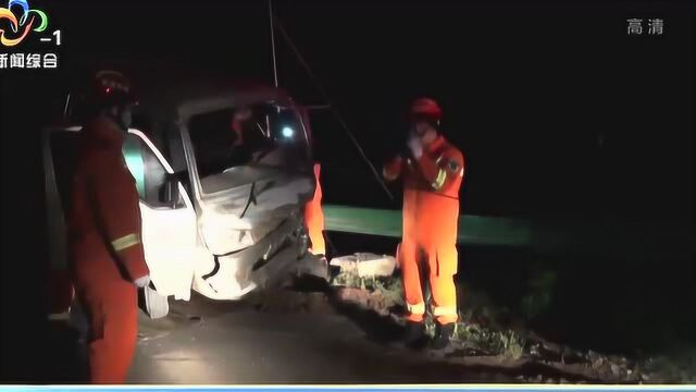 小货车深夜撞上栏杆,挡风玻璃全碎!只因司机的一个错误举动