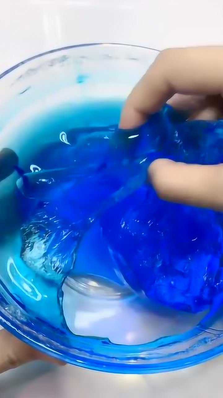 蓝色的假水揭皮,就像果冻一样,不仅好玩还解压呢