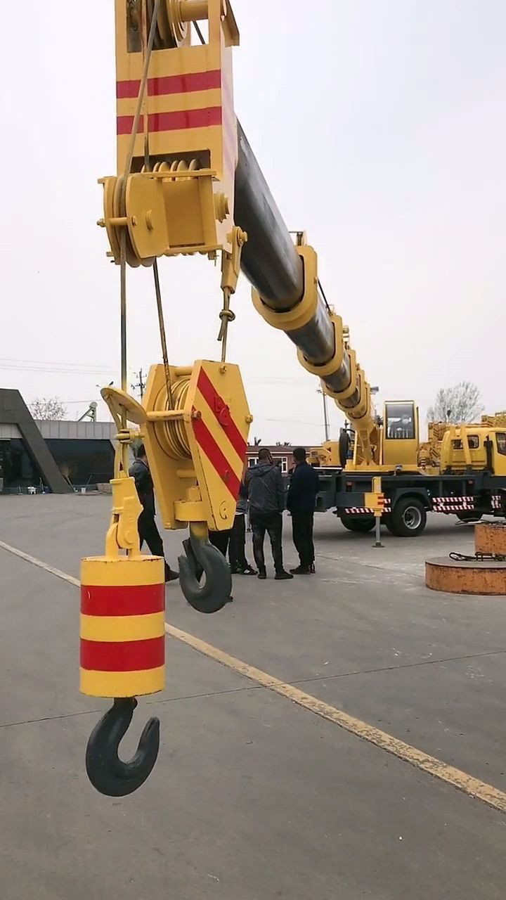 让你看看什么叫无视杠杆原理这吊车的力量也太强了