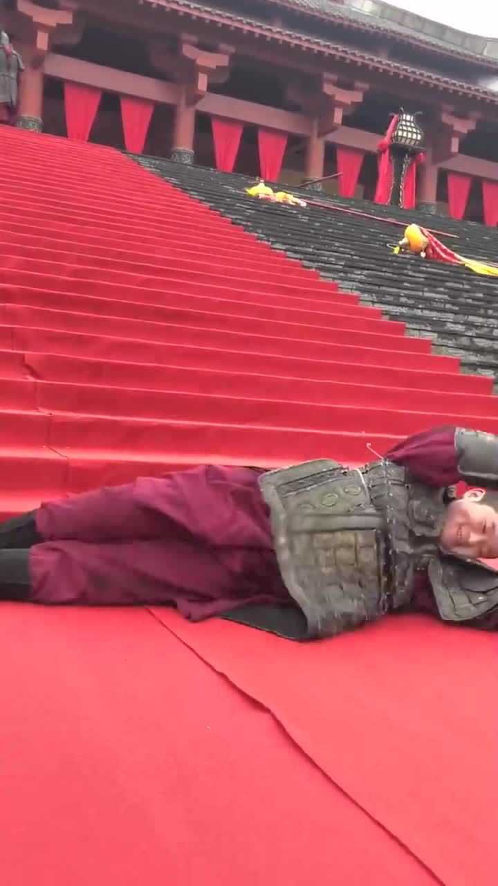 原来古装剧从梯子上滚下来是这样拍摄的心疼群演