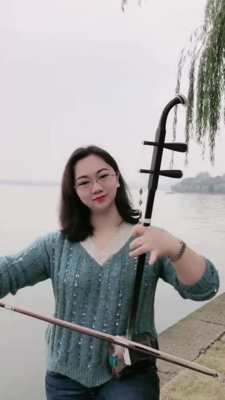 西湖湖畔二胡拉奏青城山下白素贞韵味十足