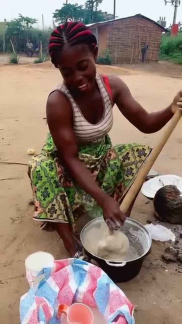 非洲美食木薯敷敷的加工工艺烫面后不停的搅拌这样才能有更好的口感