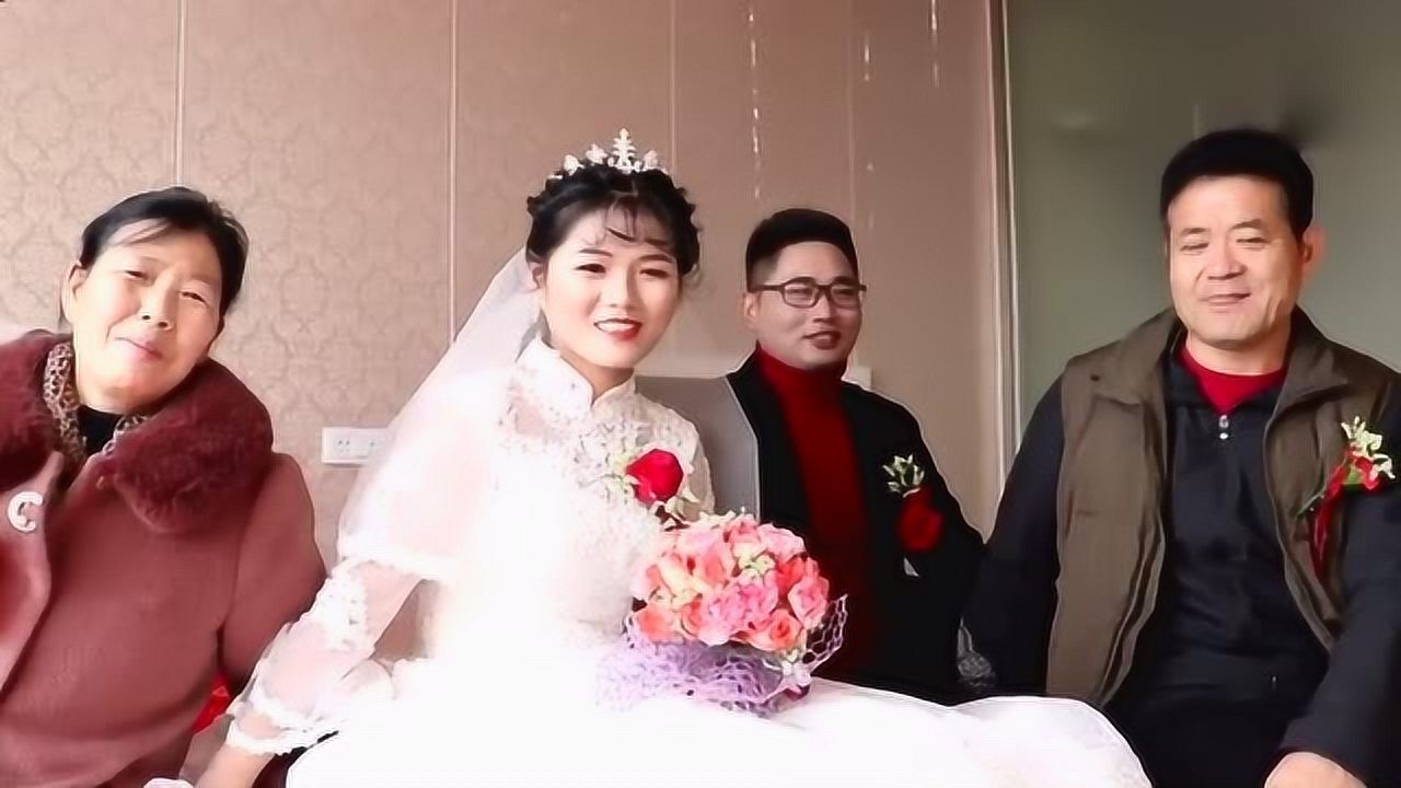 海南一25岁小伙,研究生毕业就结婚,娶了同校师妹,新娘漂亮吗