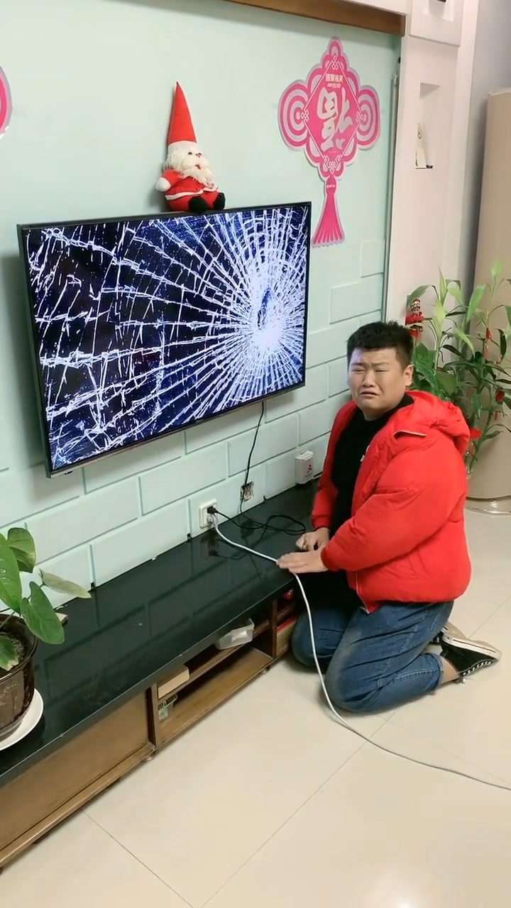 小舅子把电视砸碎了,彻底废了