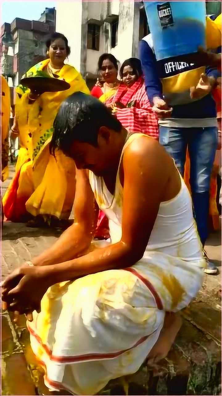 寒风刺骨的冬天,印度大叔被一盆盆的黄色冷水浇个湿透