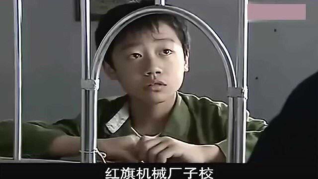 小孩拿着父亲的存折来银行取钱,工作人员看到存折上的数字吓坏了