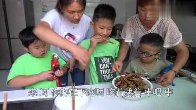 农村妯娌俩半晌做美食,一盘热乎乎的小沙鳅,孩子们看了都喜欢吃