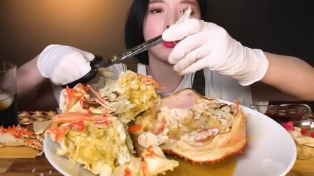 品尝美食:吃美味大螃蟹