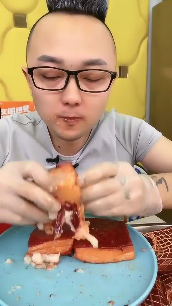东北狂野吃货吃大肥肉的样子简直毫无感情是个吃饭机器吗