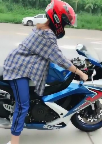美女轰了两下油门,启动了她心爱的蓝色摩托车