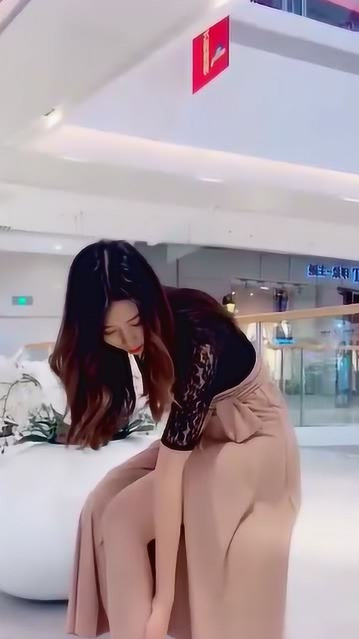 女神走累了脱下高跟鞋踩着丝袜走路潇洒又有魅力