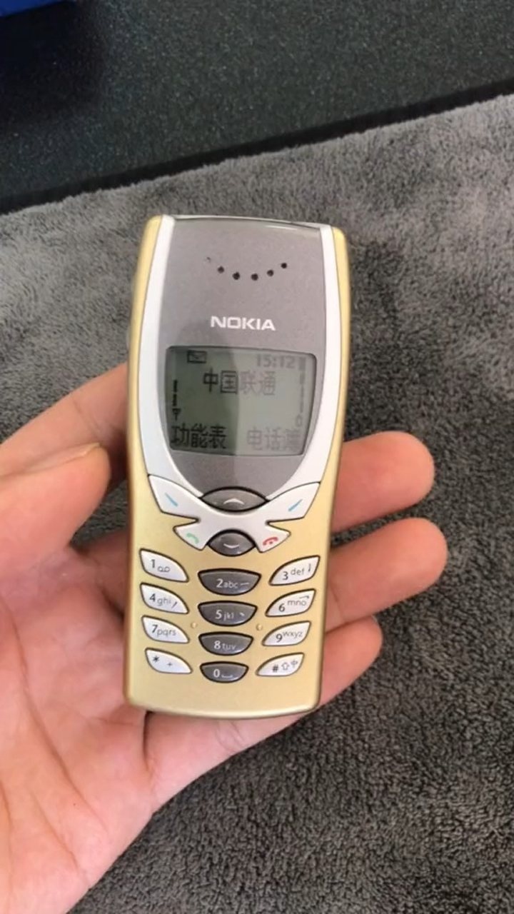 诺基亚8250经典蝴蝶机当年玩贪吃蛇全屯子我第一有没有和我挑战的