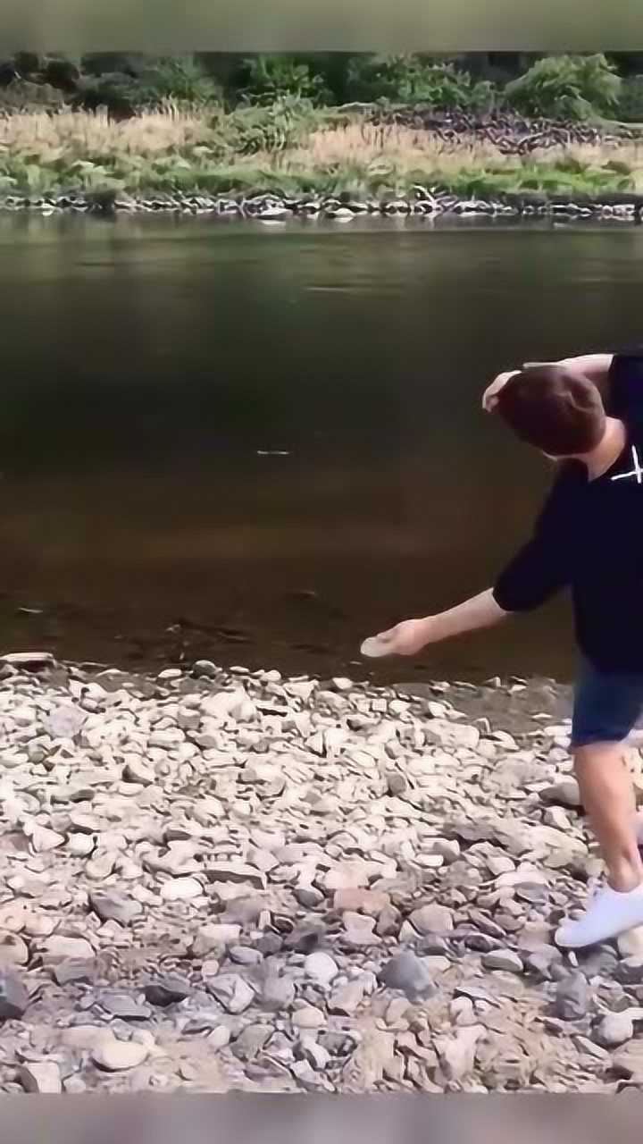 小伙用好多石头打水漂扔出去的一刻真是大开眼界了