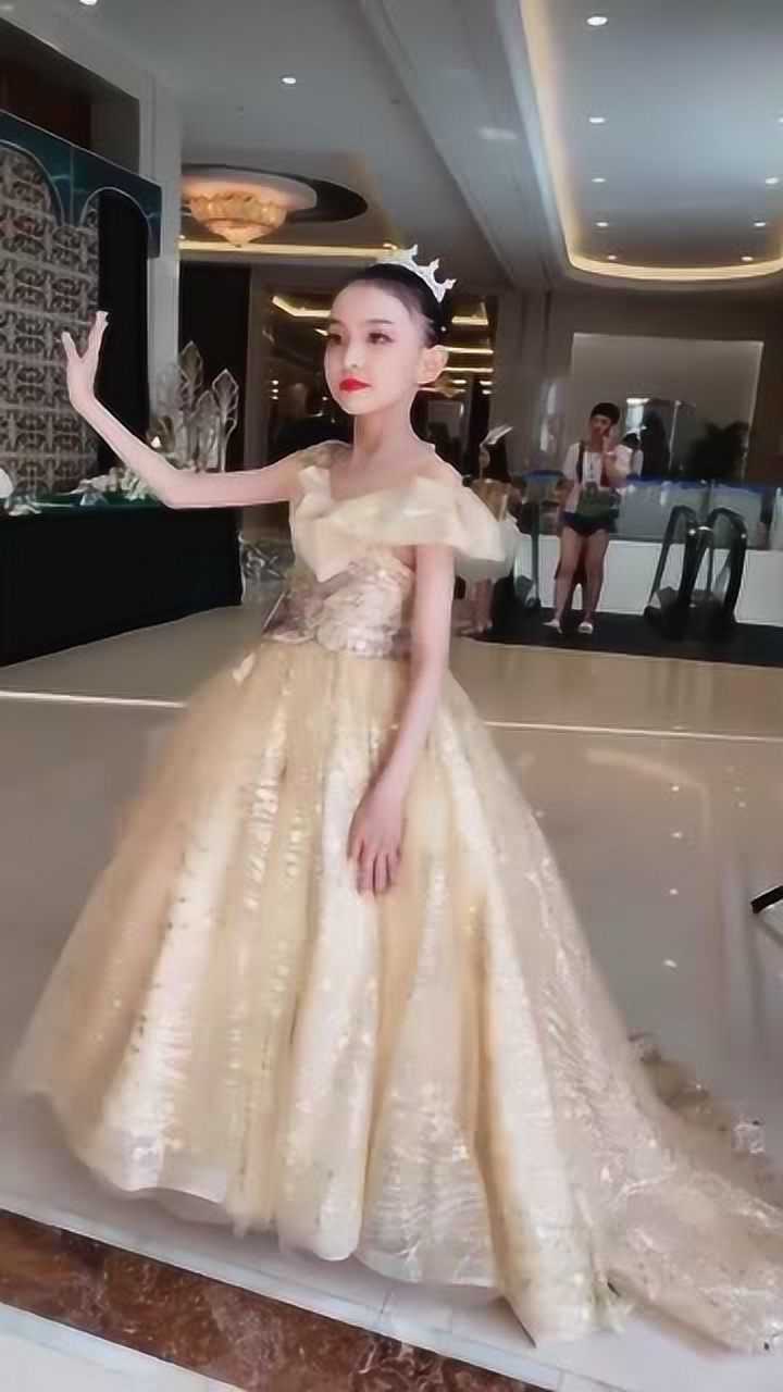 马上要比赛童模宋小睿一个人在练习走秀她不当冠军我就去撞墙