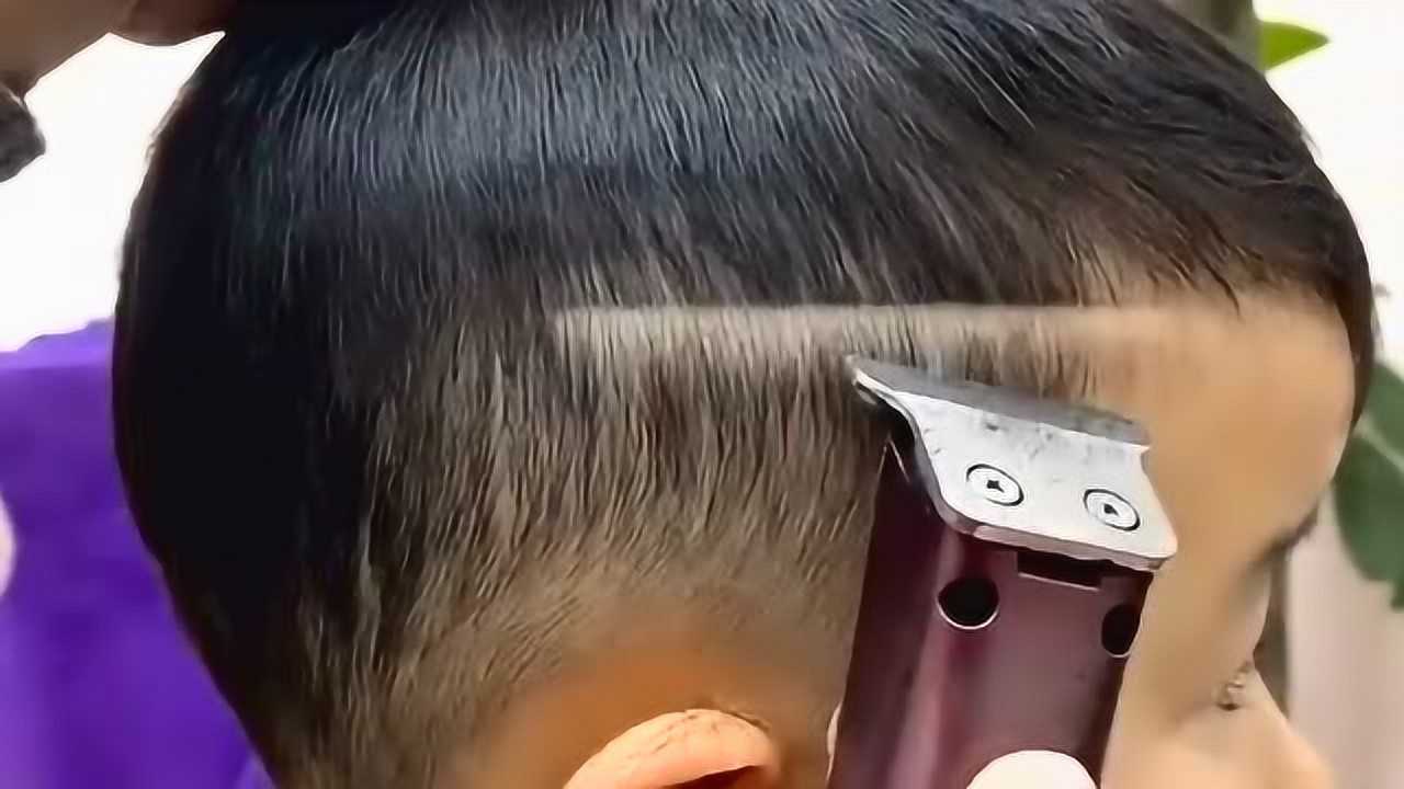理发师可真会做生意,给三岁小孩理这个发型,出门绝对是最靓的崽!