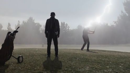 男人非要在雨天秀高尔夫球技，一个闪电劈过来，悲剧了……