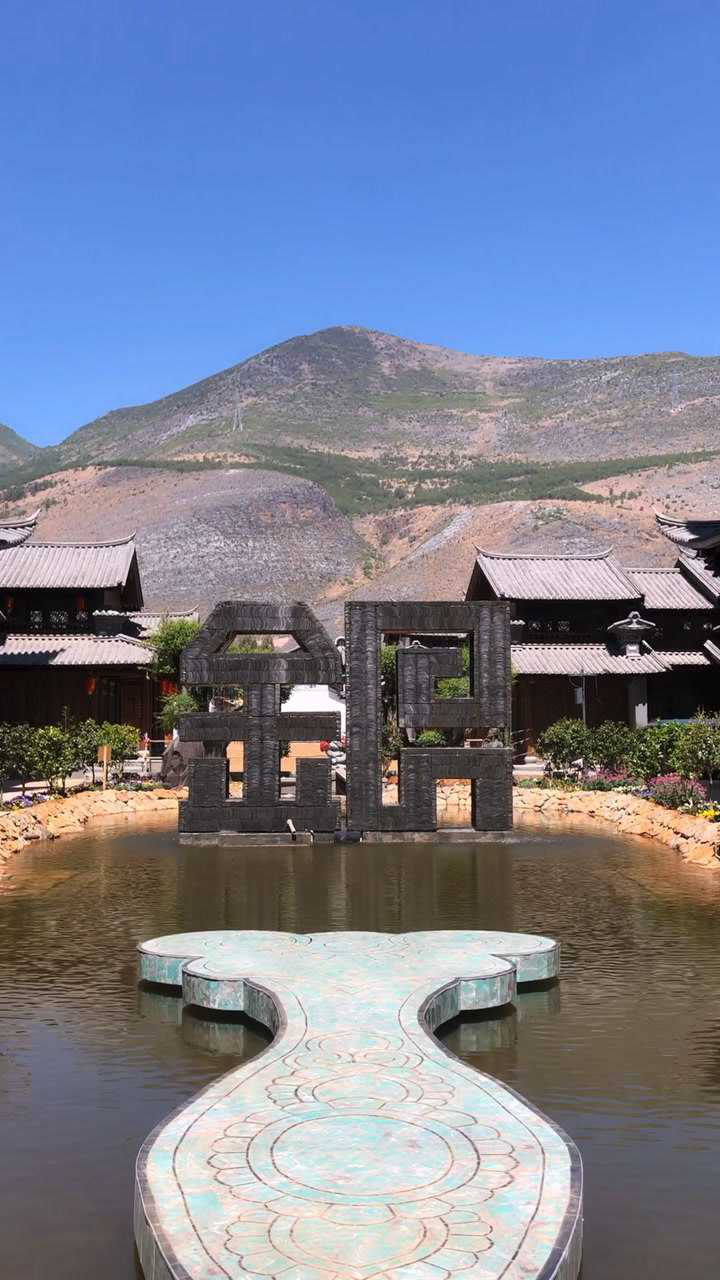 云南银匠之乡:鹤庆新华村,千年银器村,敲打声不绝.