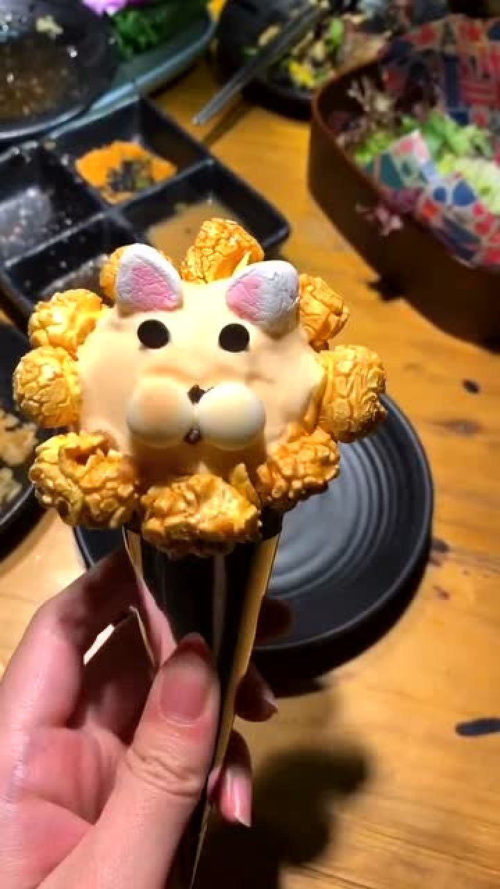 狮子版冰激凌,美女还没吃就掉了,捡起来脸竟然成了这样!