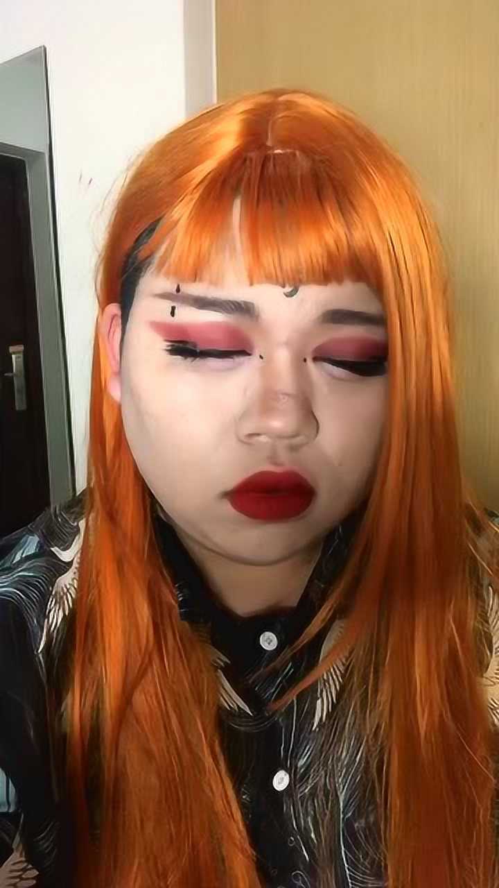 精神小妹去蹦迪结果就这妆容散台都没得开