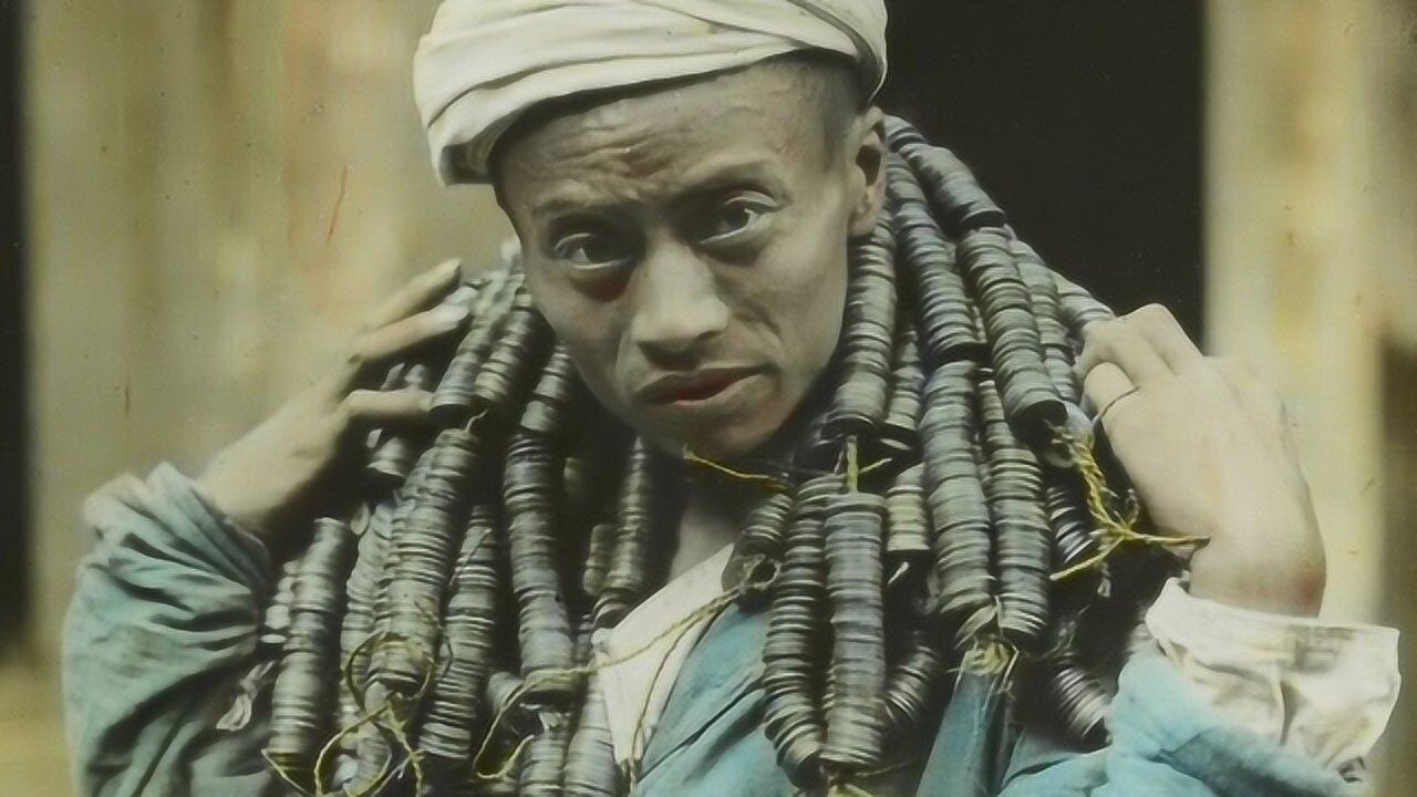 一百年前的中国人,老百姓表情麻木,官员妻妾站成一排