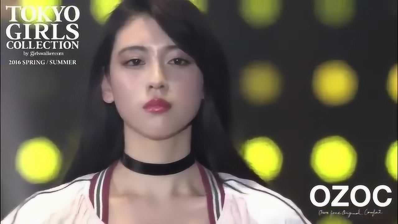 三吉彩花在t台上撩头发kiss的动作,太撩了