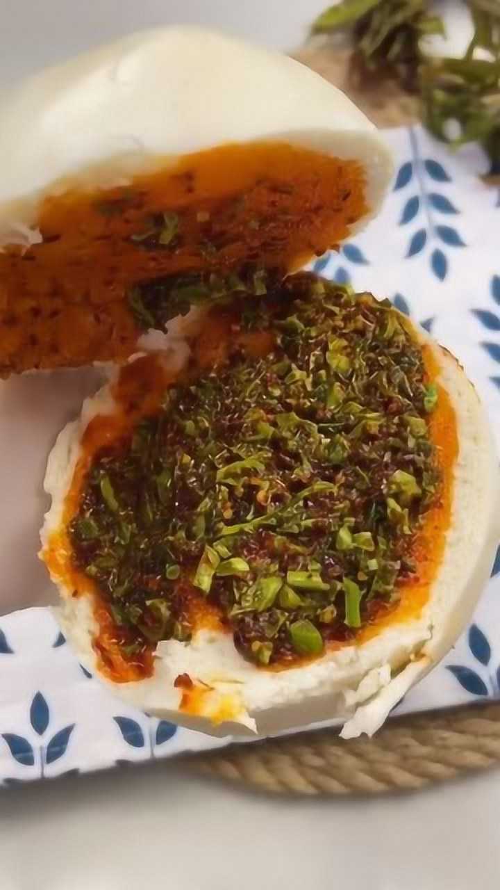 一看就会的香椿辣椒酱太香了夹馒头我吃了两个