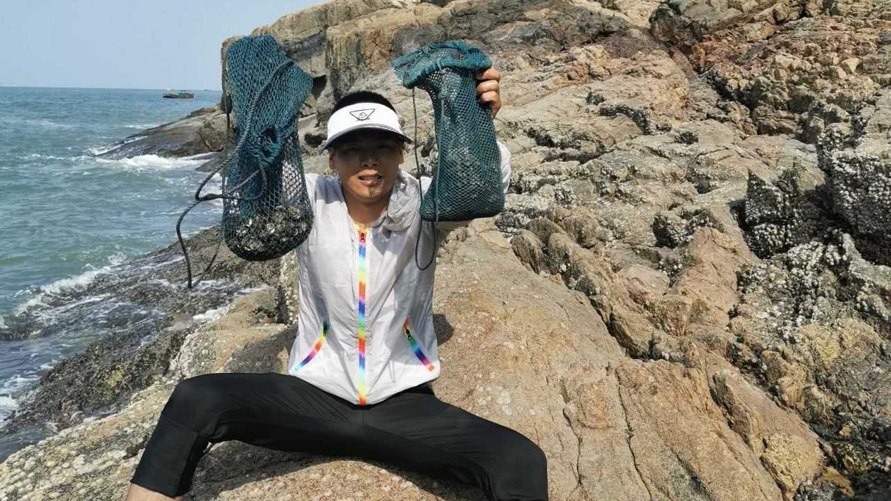 阿甘赶海差点摔伤还好因祸得福挖个牡蛎生吃压压惊