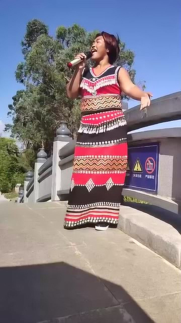 云南黑妹穿这身衣服,感觉还挺搭的,愿她一直开心快乐