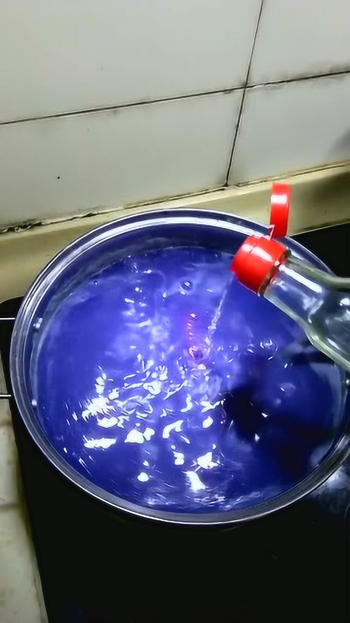 煮好的紫薯粥蓝色变紫色加白醋就能实现好神奇
