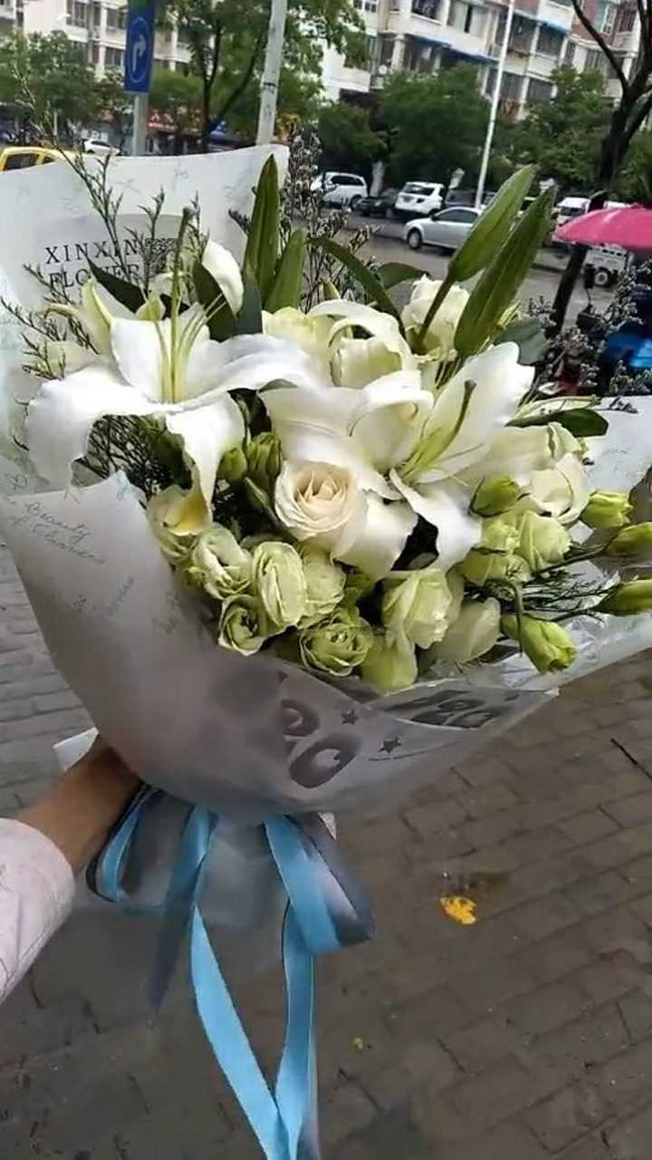 白色百合搭配玫瑰花,简单清新超级好看