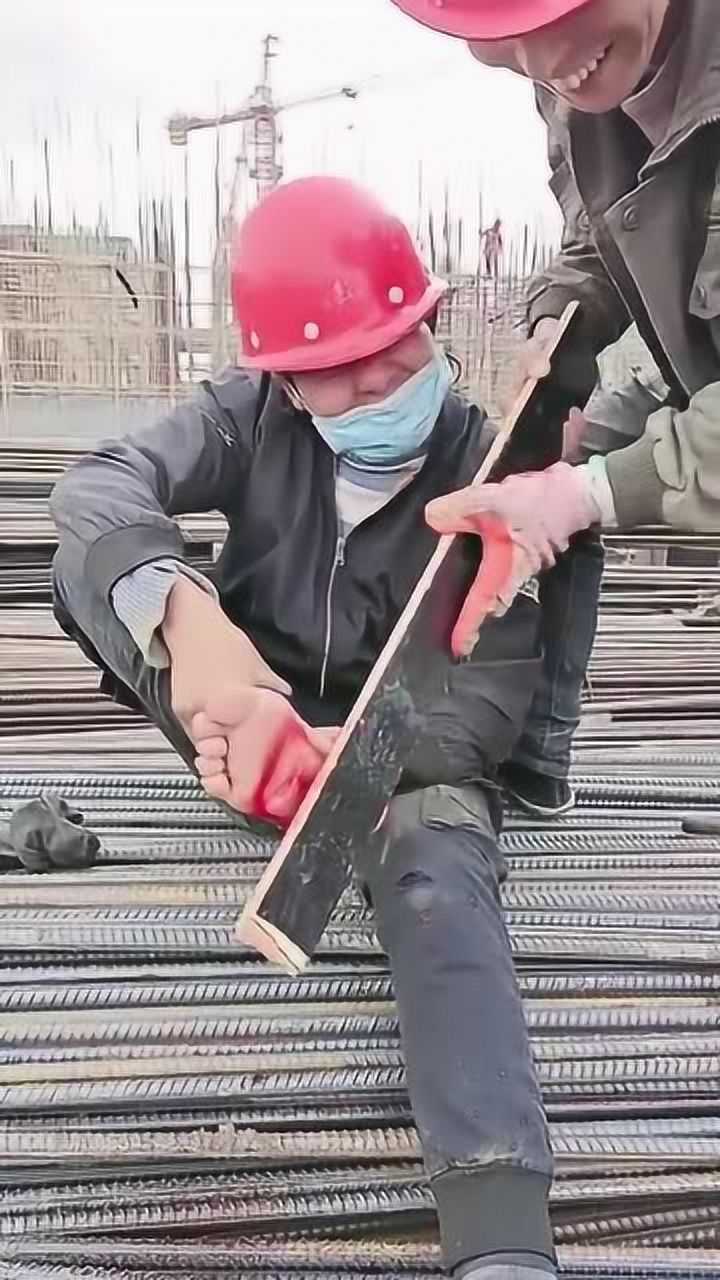 可怜的工友踩钉子,小伙这样拍打,怕只会越扎越深!