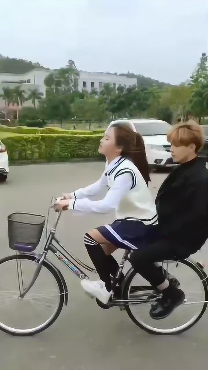 可乐居然让娜娜骑单车载他这画面也太美了实在太搞笑了