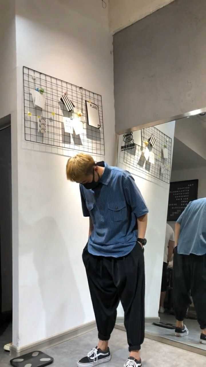 染了一个黄头发立马变身精神小伙感觉还是黑色好看