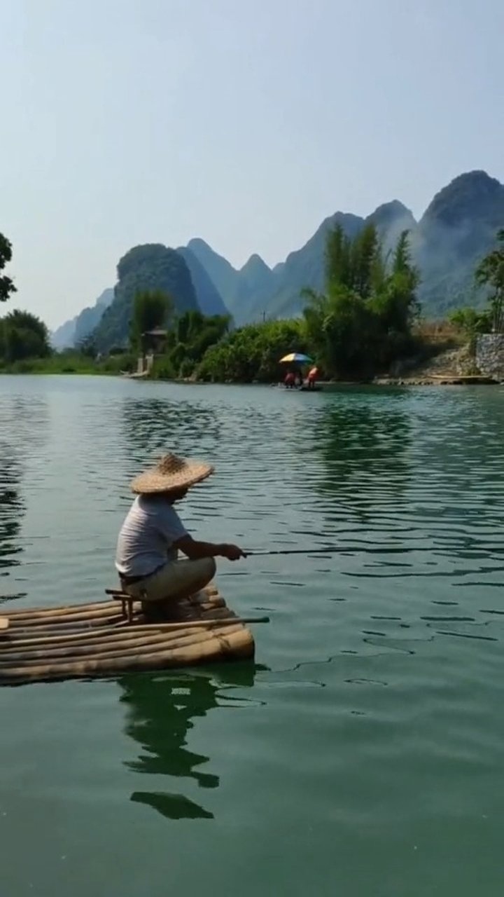 孤舟蓑笠翁,独钓寒江雪