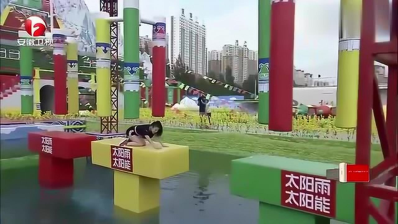 男生女生向前冲舞蹈老师妖娆多姿每一关都让人眼前一亮
