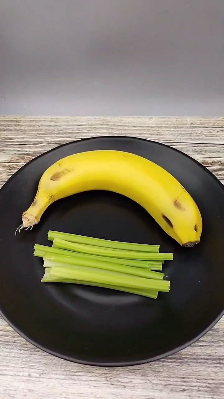 芹菜和香蕉一起榨汁真的太可怕了,既能润肠通便还能减脂