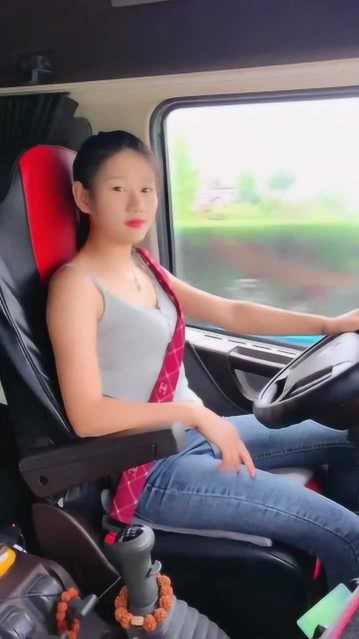 货车女司机昕昕,穿着紧身牛仔裤开车,笑起来的一瞬间霸气十足