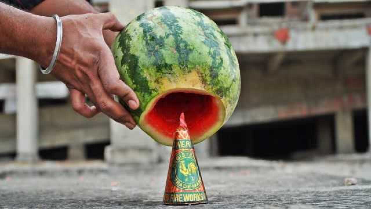 烟花可以把西瓜炸开吗?老外亲测,结果让人有点意外!