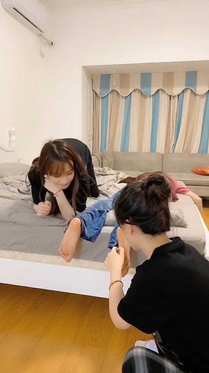舍友趁我睡觉居然吃我的脚