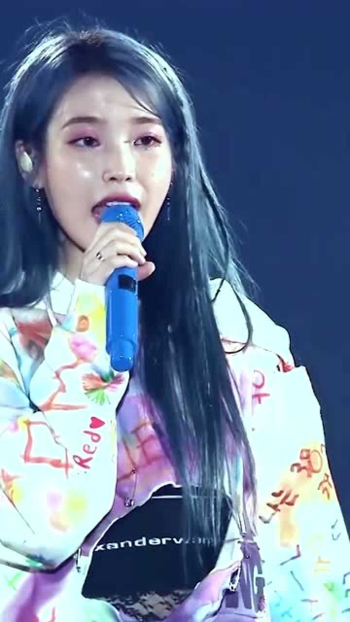 iu李知恩在韩国男团女团中脱颖而出的solo歌手唱歌实力杠杠的