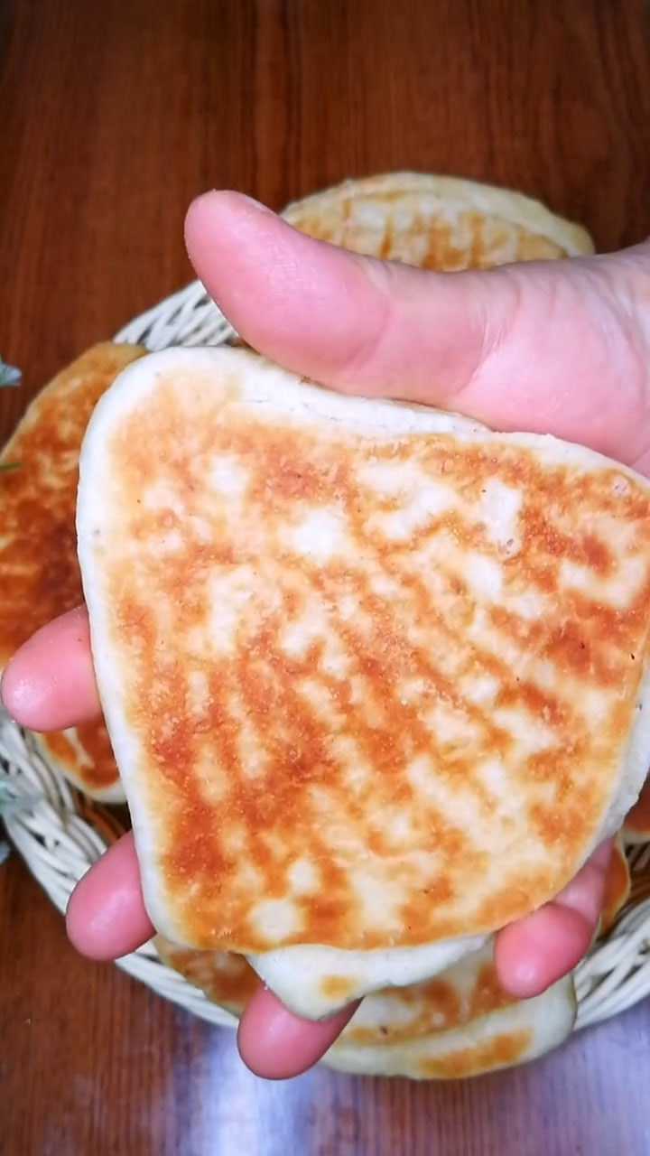 今天我做了三角小烧饼,外酥里嫩,家人都特别喜欢吃