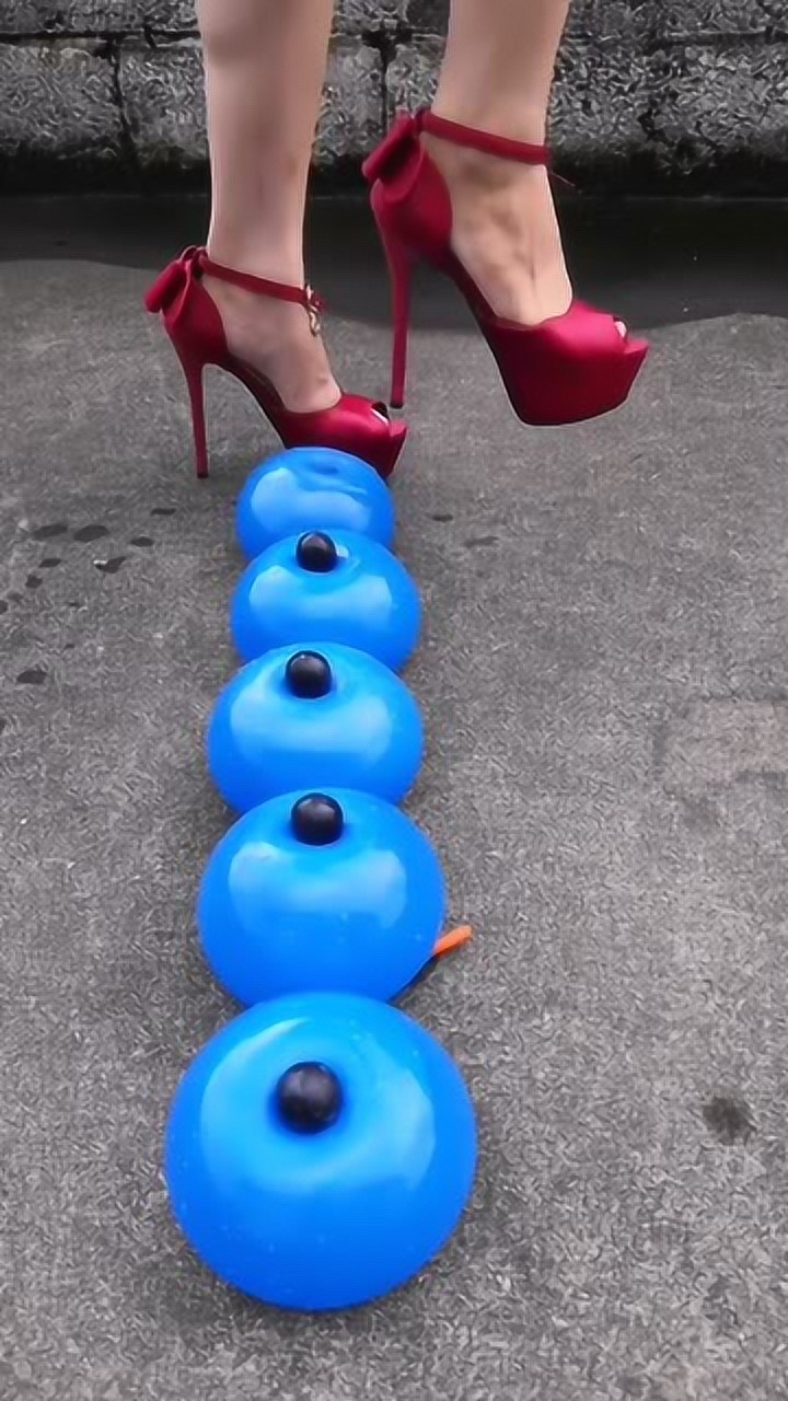美女穿高跟鞋爆水气球踩下去的一瞬间太解压了
