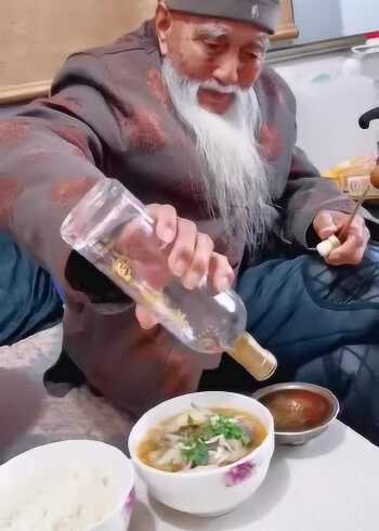 百岁老人天天喝酒,一次喝一斤,真是当代老酒仙!