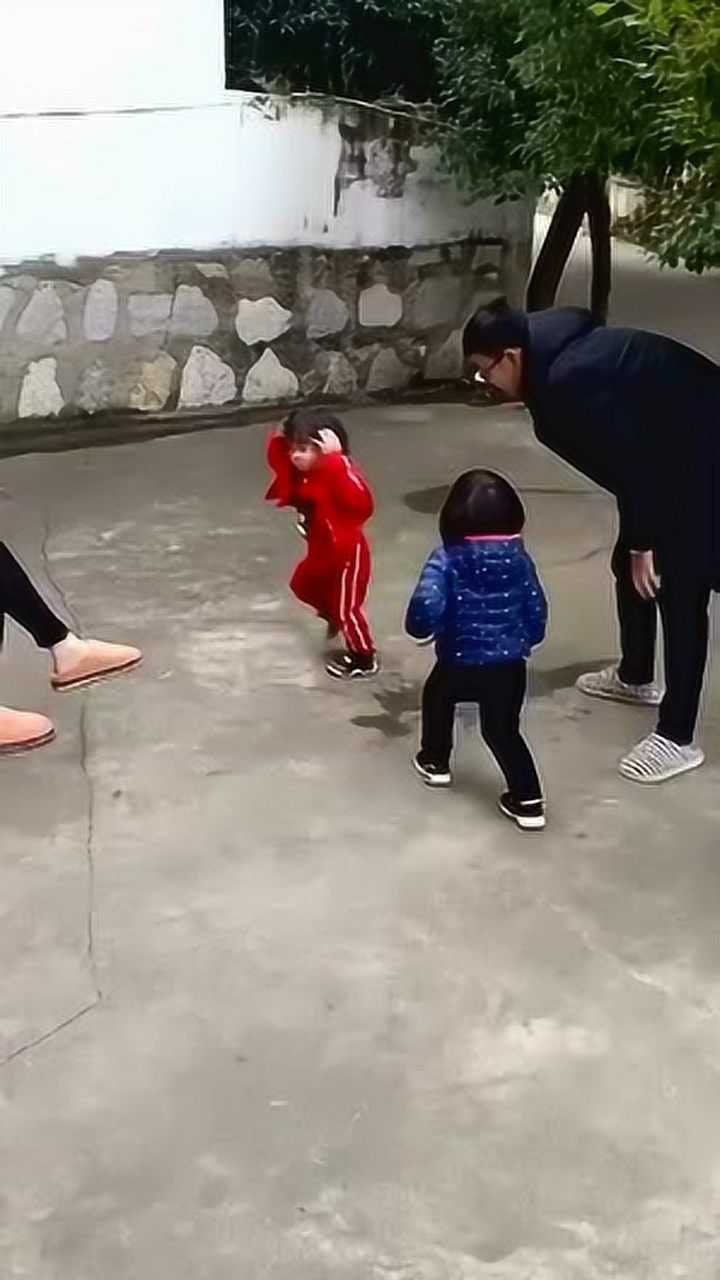 去邻居家串门孩子们一言不合就动手这演技也是没谁了