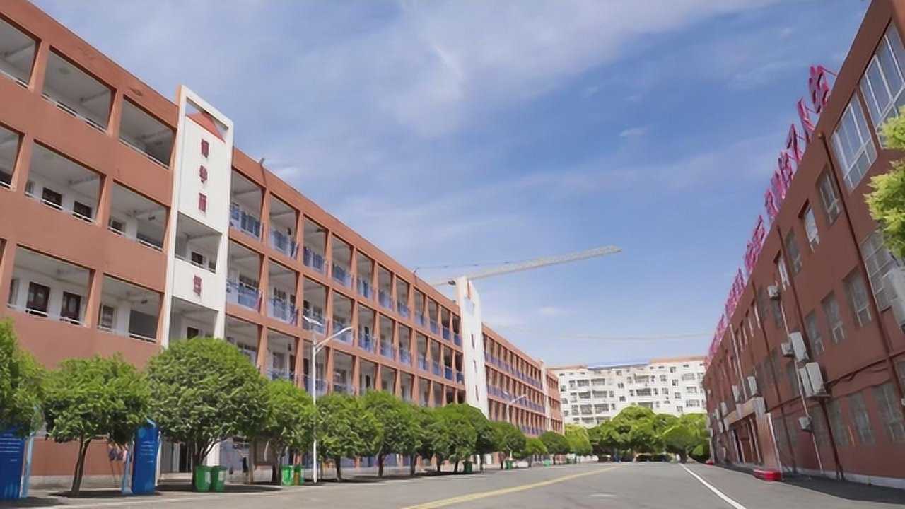 新郑实验高中《厚德育人弦歌不辍 文化立业砥砺前行》