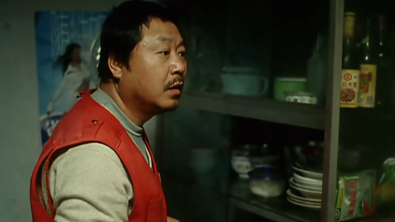 范伟主演《耳朵大有福》,泡面就酒,这又是多少普通人的真实写照